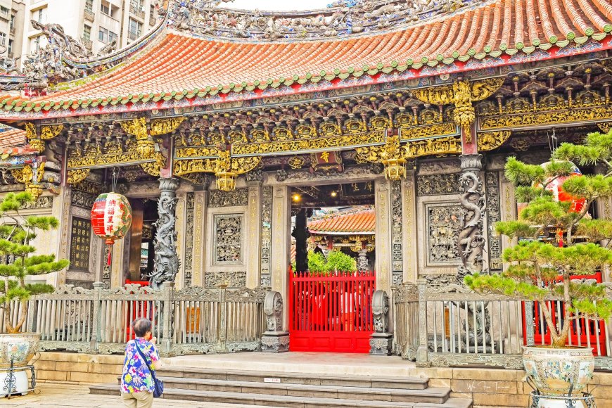 ornate Longshan Temple